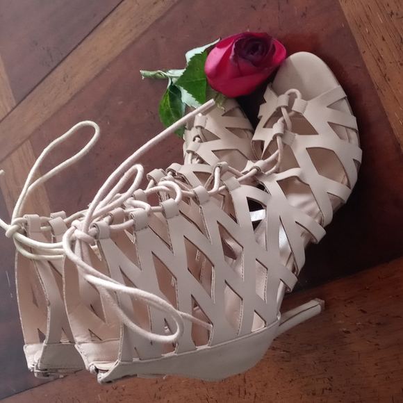 Charlotte Russe size 7 and half cream in color like new - Picture 2 of 4